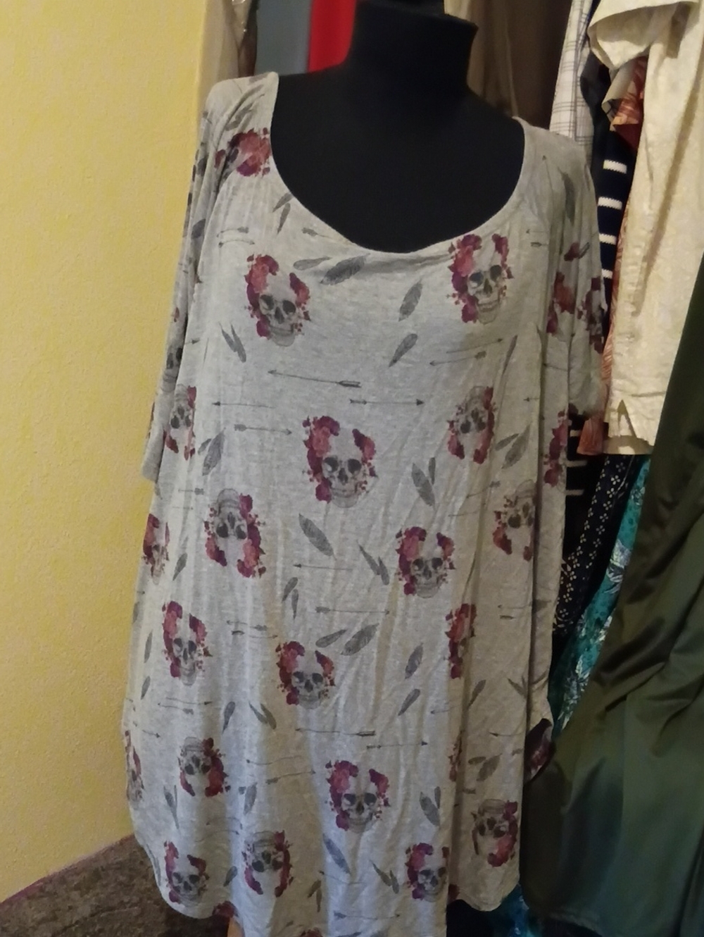 torrid Gray Floral Skull Scoop Neck Tunic Top